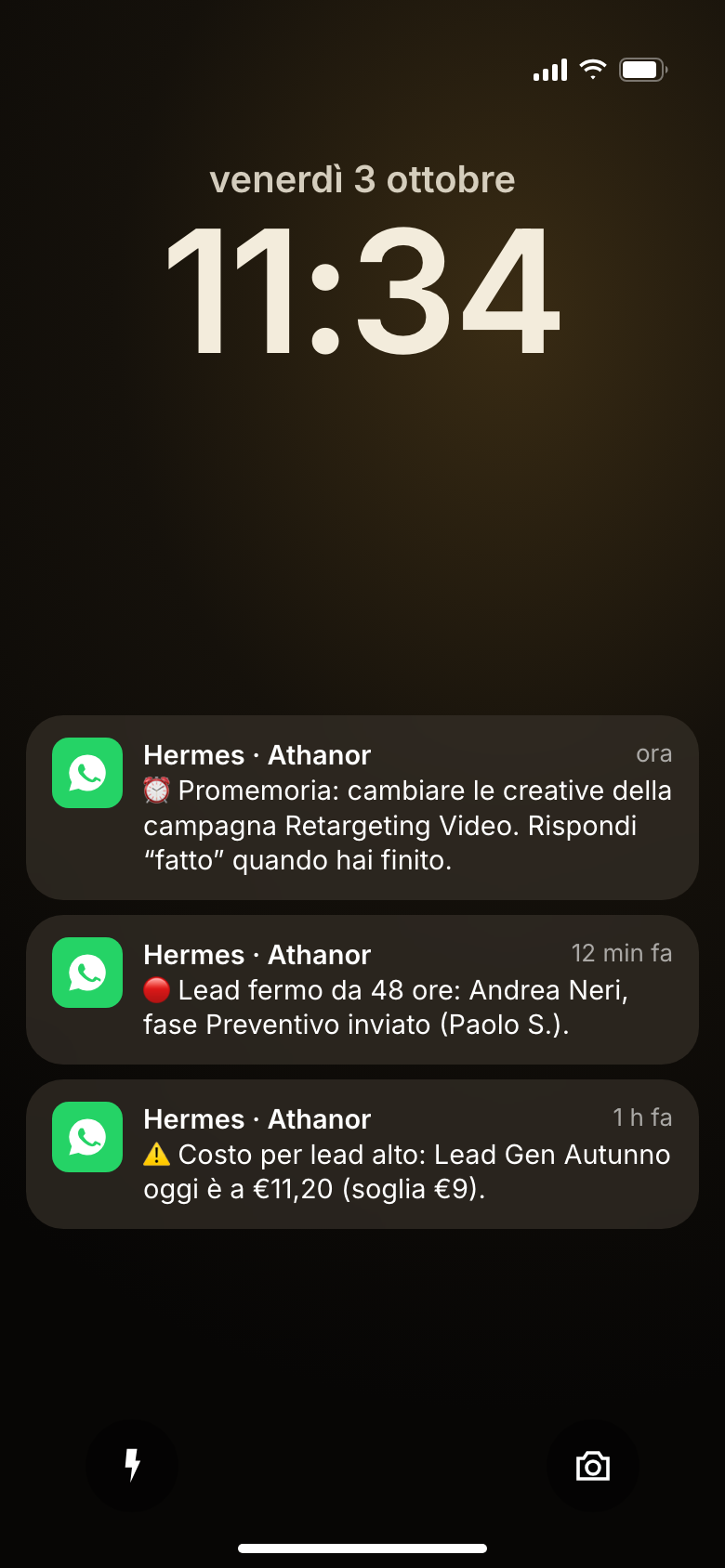 Schermata di blocco con tre notifiche WhatsApp di Hermes